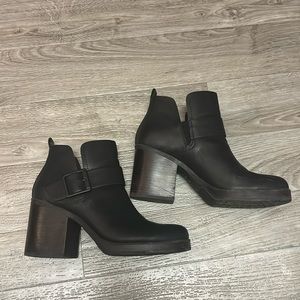 Korks Heeled Booties